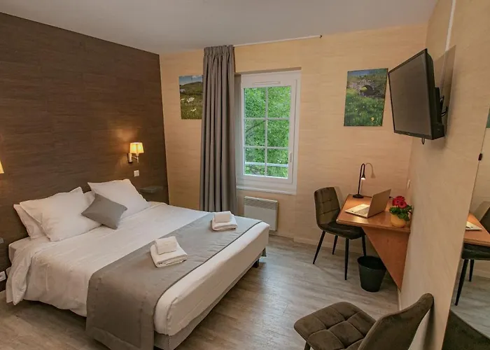 Logis L'hotel Des Bains - 3* Salles-la-Source
