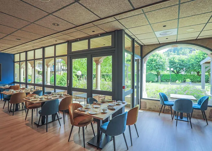 Logis L'hotel Des Bains - Otel Salles-la-Source