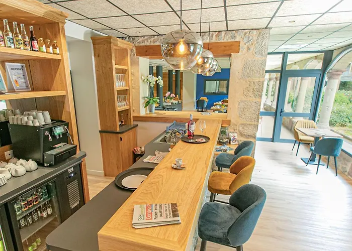 Logis L'hotel Des Bains - Salles-la-Source