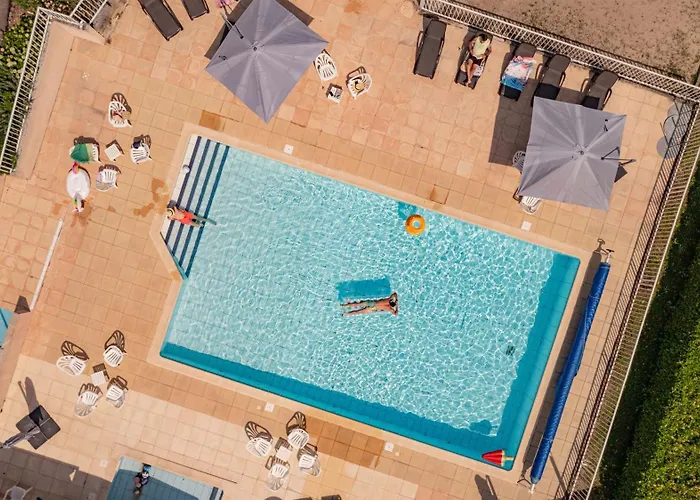 Otel Logis L'hotel Des Bains - Salles-la-Source