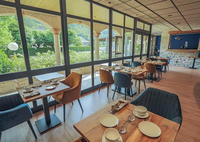 Logis L'hotel Des Bains - 3* Salles-la-Source