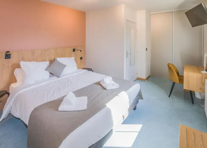 Logis L'hotel Des Bains - Otel Salles-la-Source