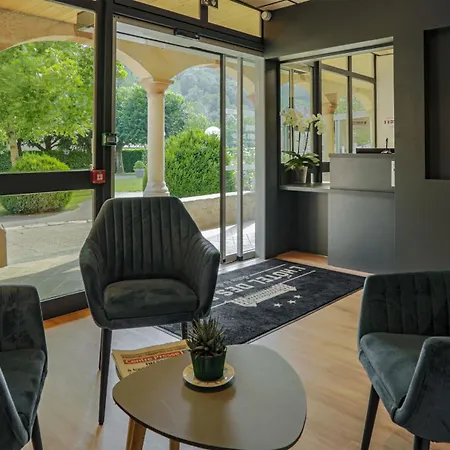 Logis L'hotel Des Bains - 3* Salles-la-Source