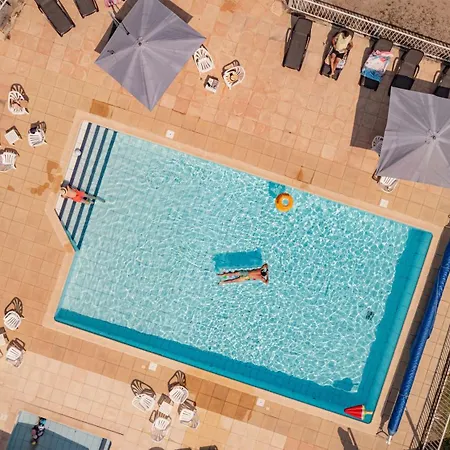 Отель Logis L'hotel Des Bains - Salles-la-Source