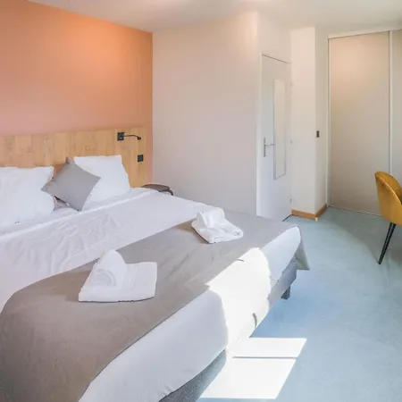 Logis L'hotel Des Bains - Отель Salles-la-Source