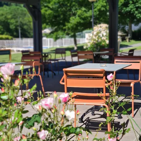 Logis L'hotel Des Bains - Salles-la-Source